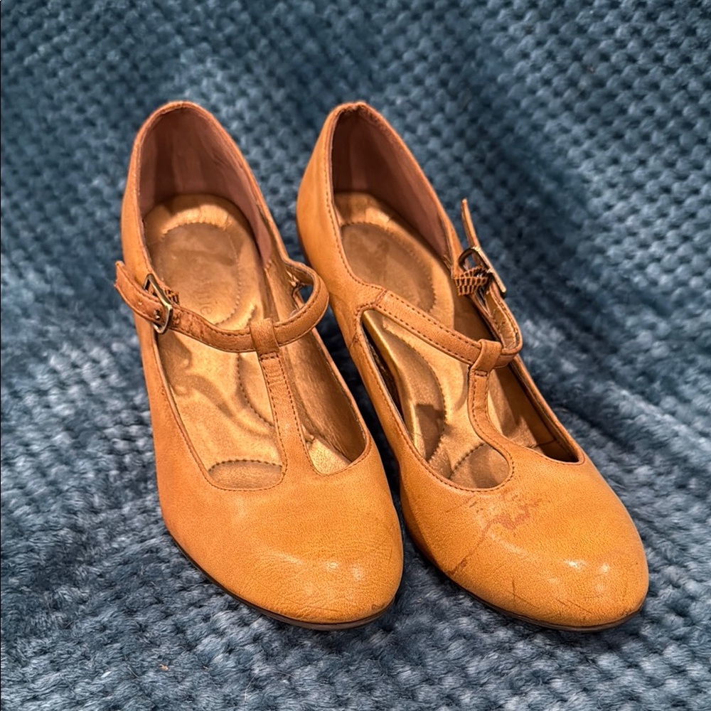 Kelly & Katie Yellow Kitten Heels with Classic Design